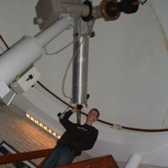 Ik bij telescoop in de koepel