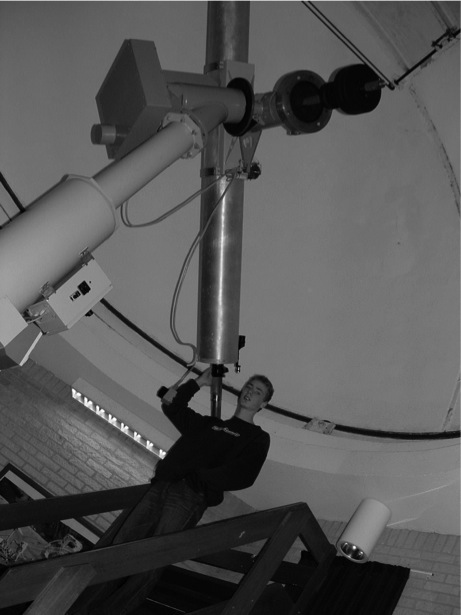 Ik bij telescoop in de koepel-zw