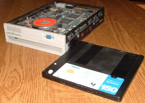 ICT, Bernoulli 60, 90 en 150 MB.jpg, 55168 bytes, 9-2-2005