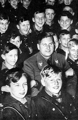 Baldur von Schirach te midden van Hitlerjeugd